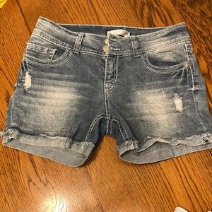 No Boundaries Women’s 5 pocket style shorts rear button flap pockets size 13